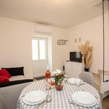 Studio Apartman Amalie พาซิน ภายนอก รูปภาพ