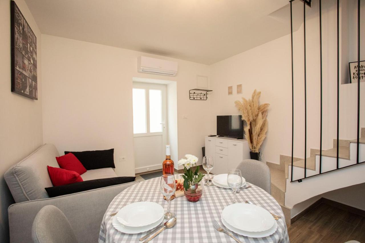 Studio Apartman Amalie พาซิน ภายนอก รูปภาพ