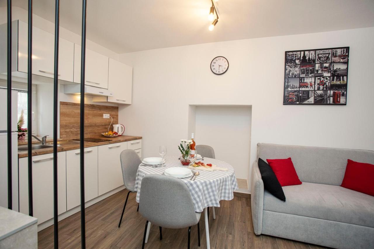 Studio Apartman Amalie พาซิน ภายนอก รูปภาพ