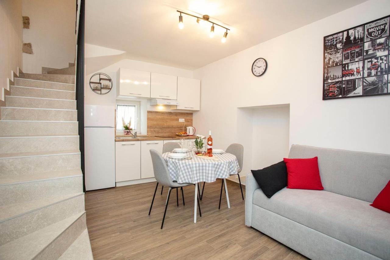 Studio Apartman Amalie พาซิน ภายนอก รูปภาพ